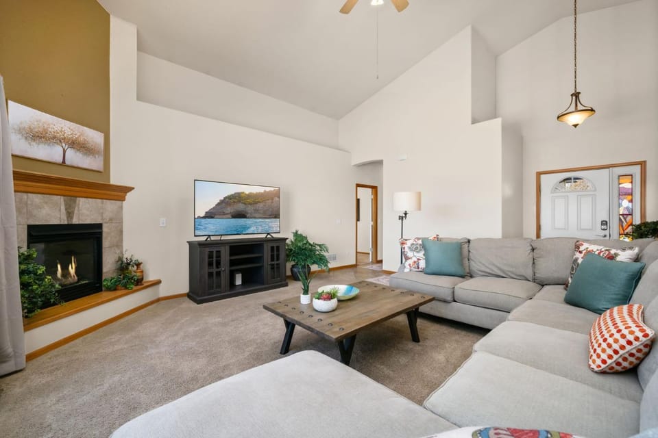 TV and multimedia, Living room, Seating area, fireplace, furniture