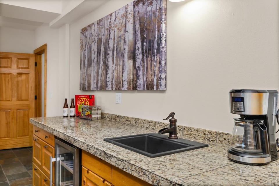 Coffee/tea facilities, Kitchen or kitchenette, furniture
