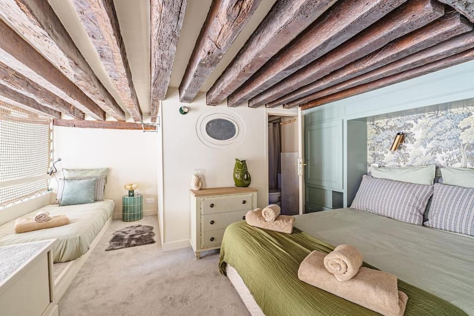 Designer 2 BDR flat 2WC in le Marais Apartment in Paris