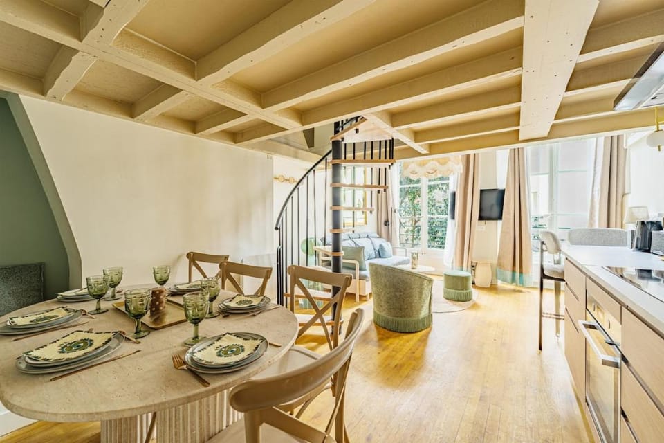 Designer 2 BDR flat 2WC in le Marais Apartment in Paris