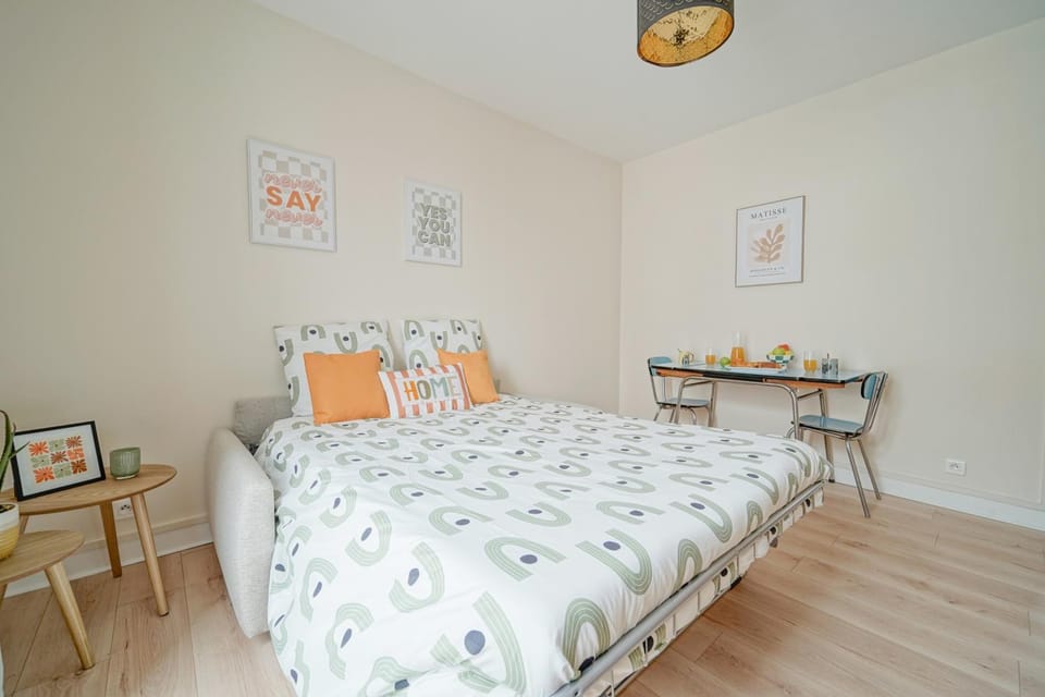 Bed, Living room