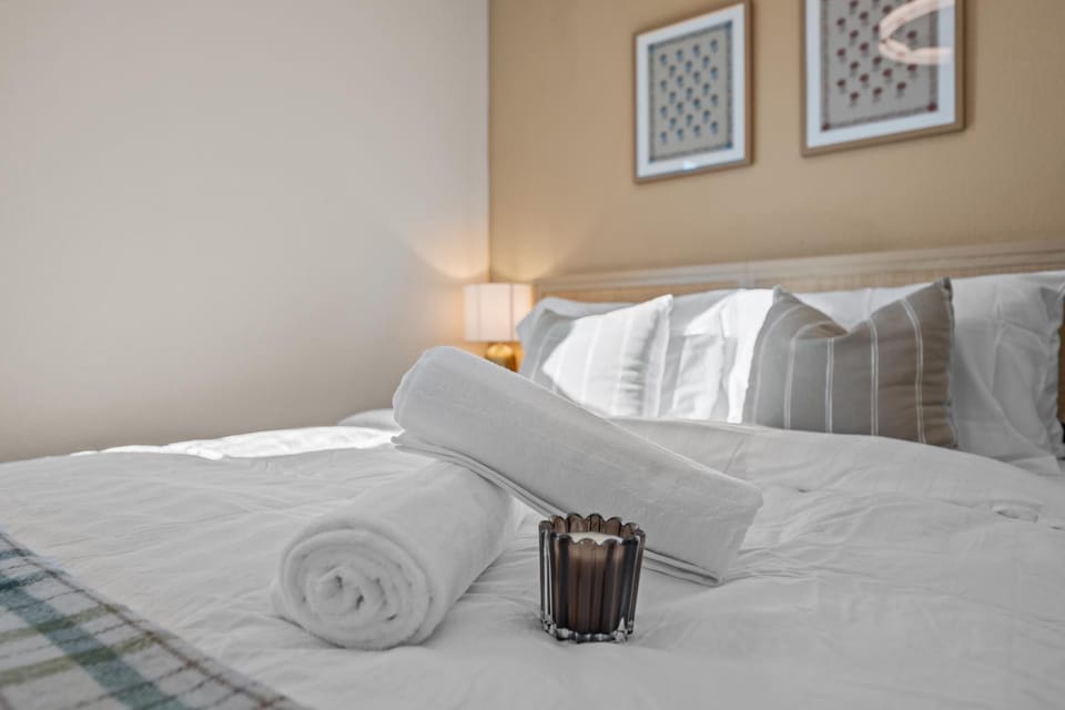Bedroom, towels