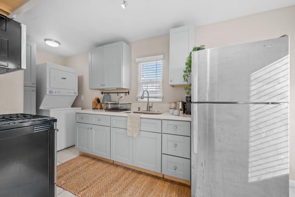 Coffee/tea facilities, Kitchen or kitchenette, microwave, oven, stove, washing machine, dryer