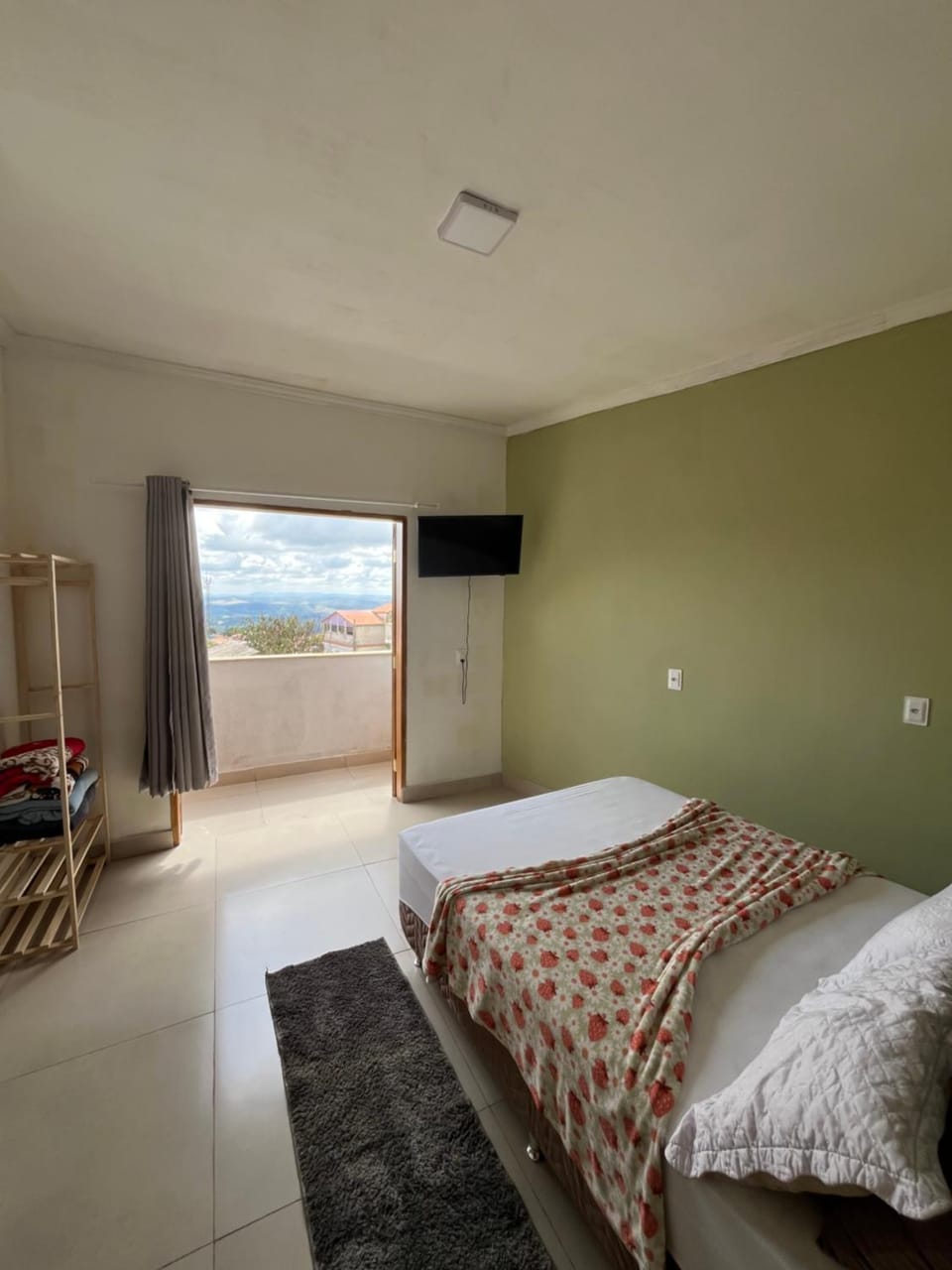 Bed, TV and multimedia, Photo of the whole room, Bedroom