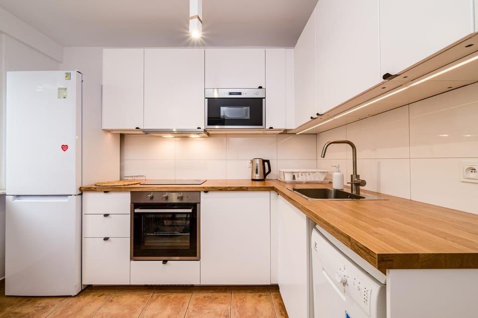 Kitchen or kitchenette, dishwasher, oven, stove