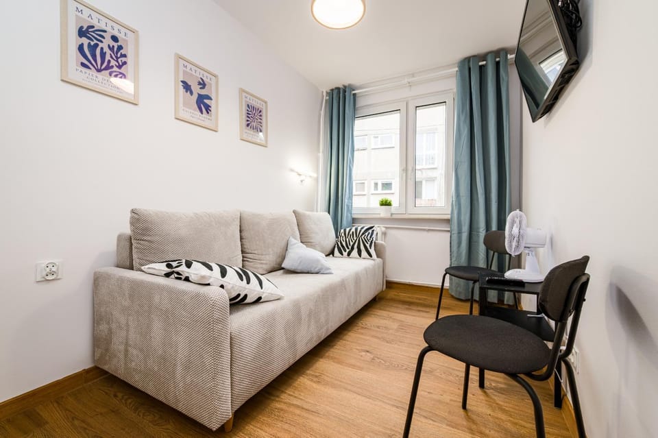 Bed, TV and multimedia, Seating area, Bedroom
