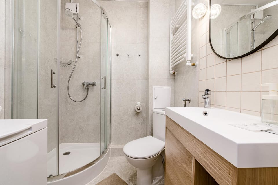 Shower, Toilet, Bathroom, towels