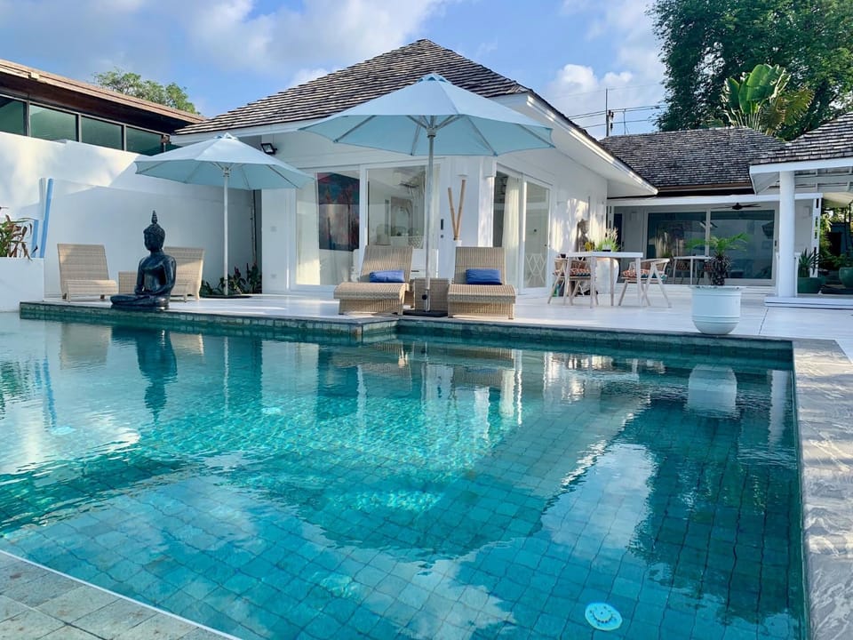 Property building, Balcony/Terrace, Dining area, Swimming pool, sunbed
