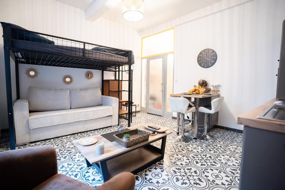 Bed, Living room, Photo of the whole room, Bedroom