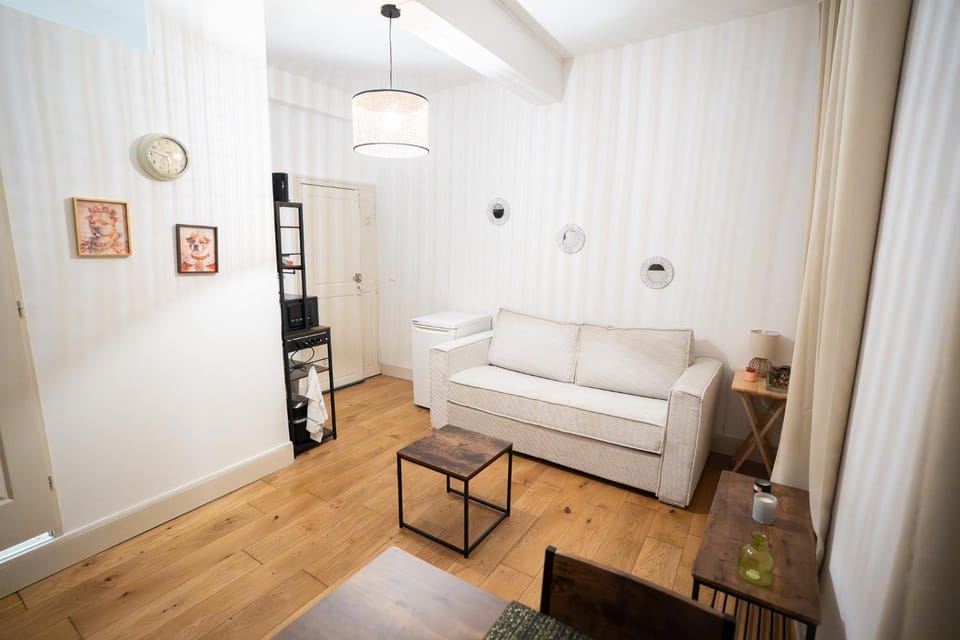 Living room, Photo of the whole room, Seating area, Bedroom