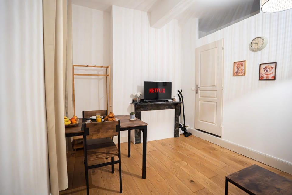 TV and multimedia, Living room, Seating area, Dining area