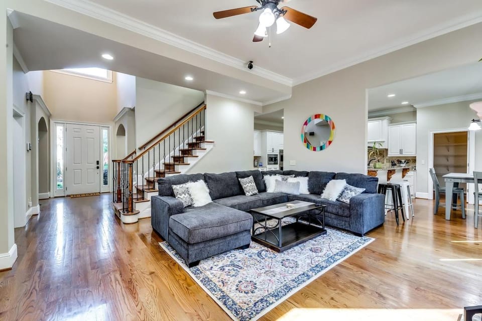 6BD55B,BrookhavenSleeps 12,Big yard,w poolGate House in Brookhaven
