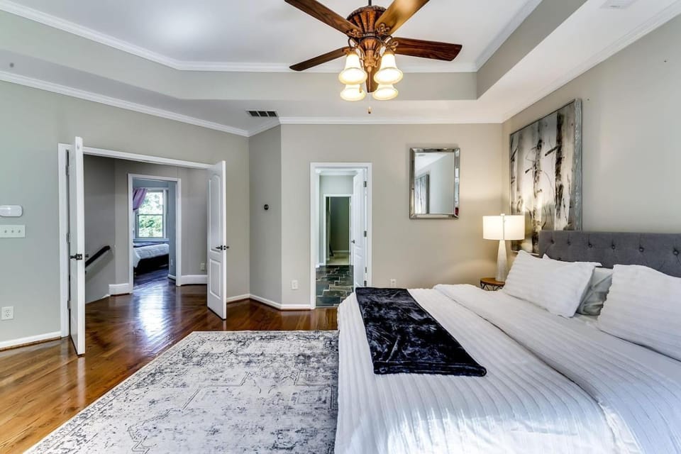 6BD55B,BrookhavenSleeps 12,Big yard,w poolGate House in Brookhaven
