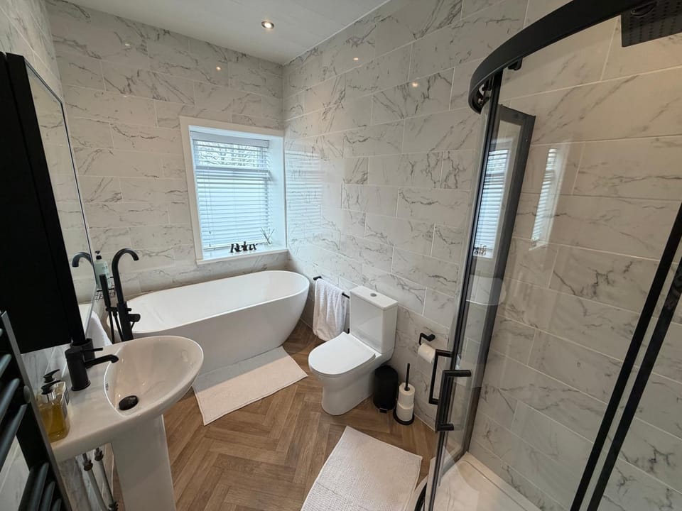 Shower, Toilet, Bathroom, Bath, towels