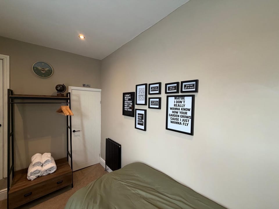 Bedroom, wardrobe