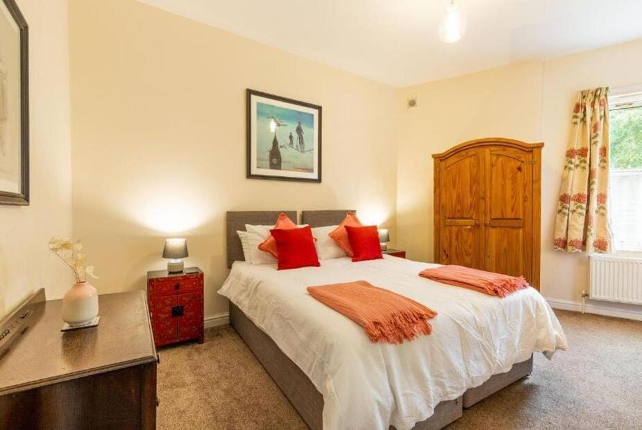 Bed, Photo of the whole room, Bedroom, wardrobe