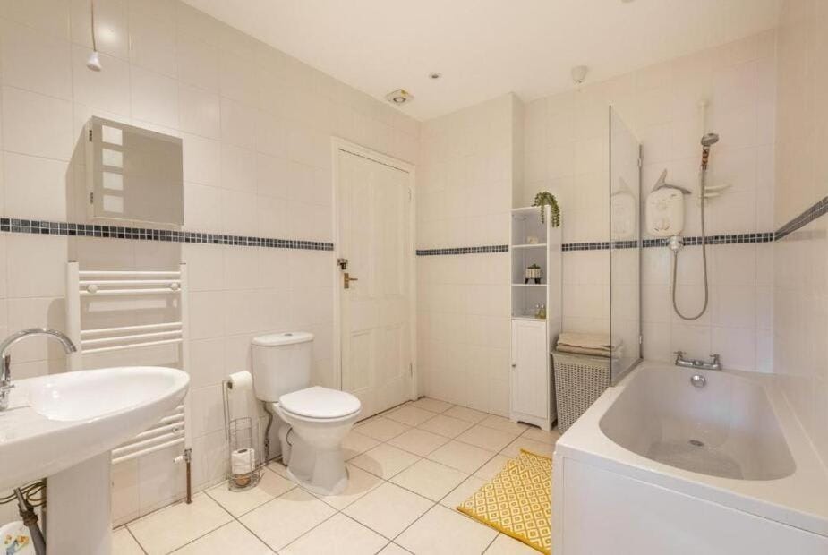 Shower, Toilet, Bathroom, Bath, towels