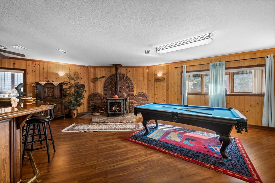 Billiard, Game Room