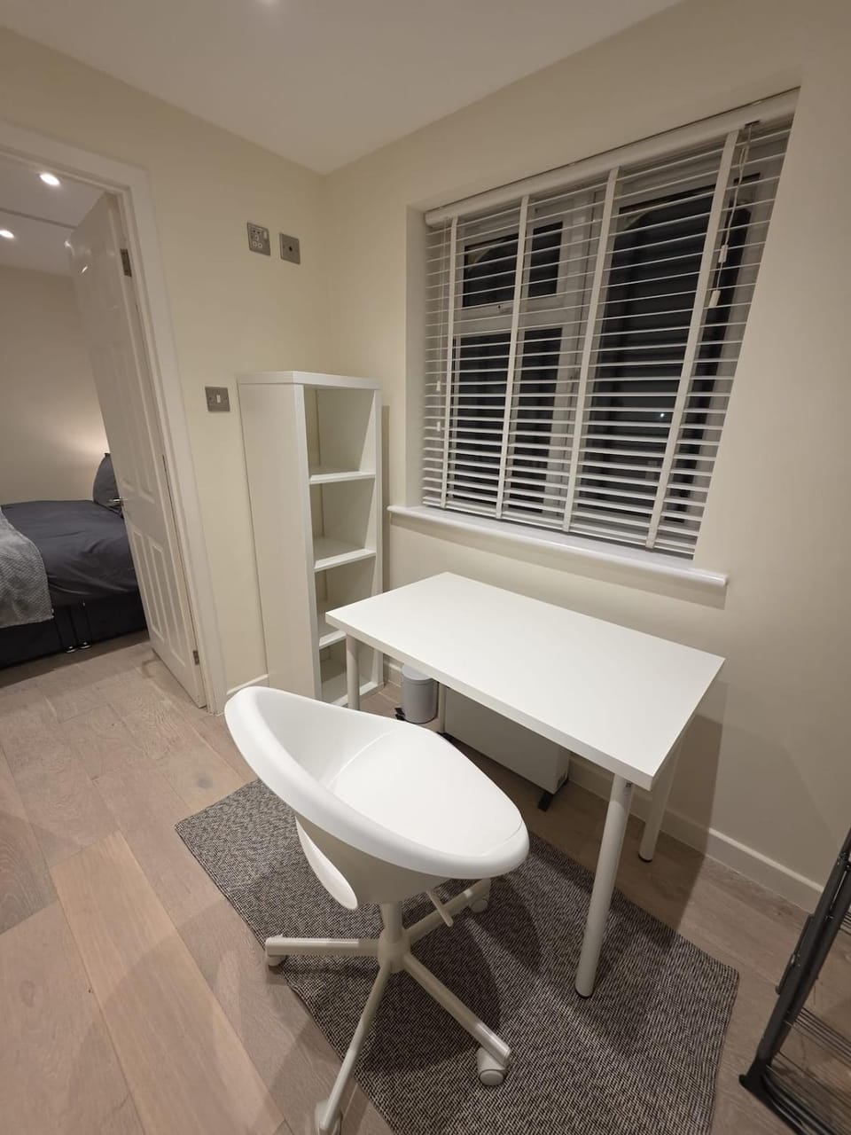 Smart 1 Bedroom Studio Flat fully furnished with parking and separate office Apartment in Watford