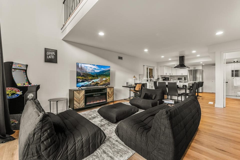 Communal lounge/ TV room, TV and multimedia, Living room, Evening entertainment