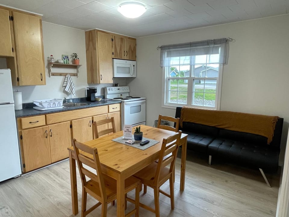 Seating area, Dining area, kitchen