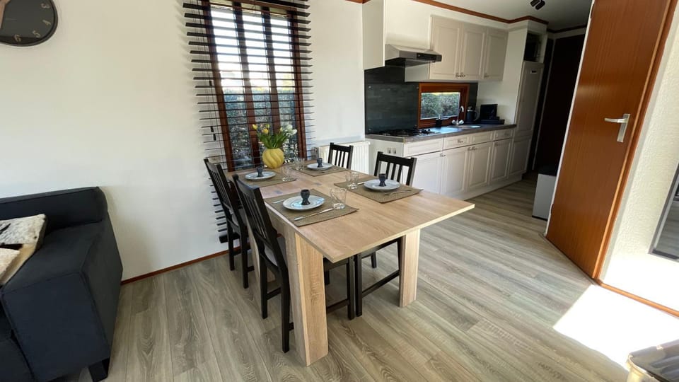 Geniet van rust en privacy in onze gezellige chalet op familiecamping De Tien Heugten in Drenthe Campground/ 
RV Resort in Emmen