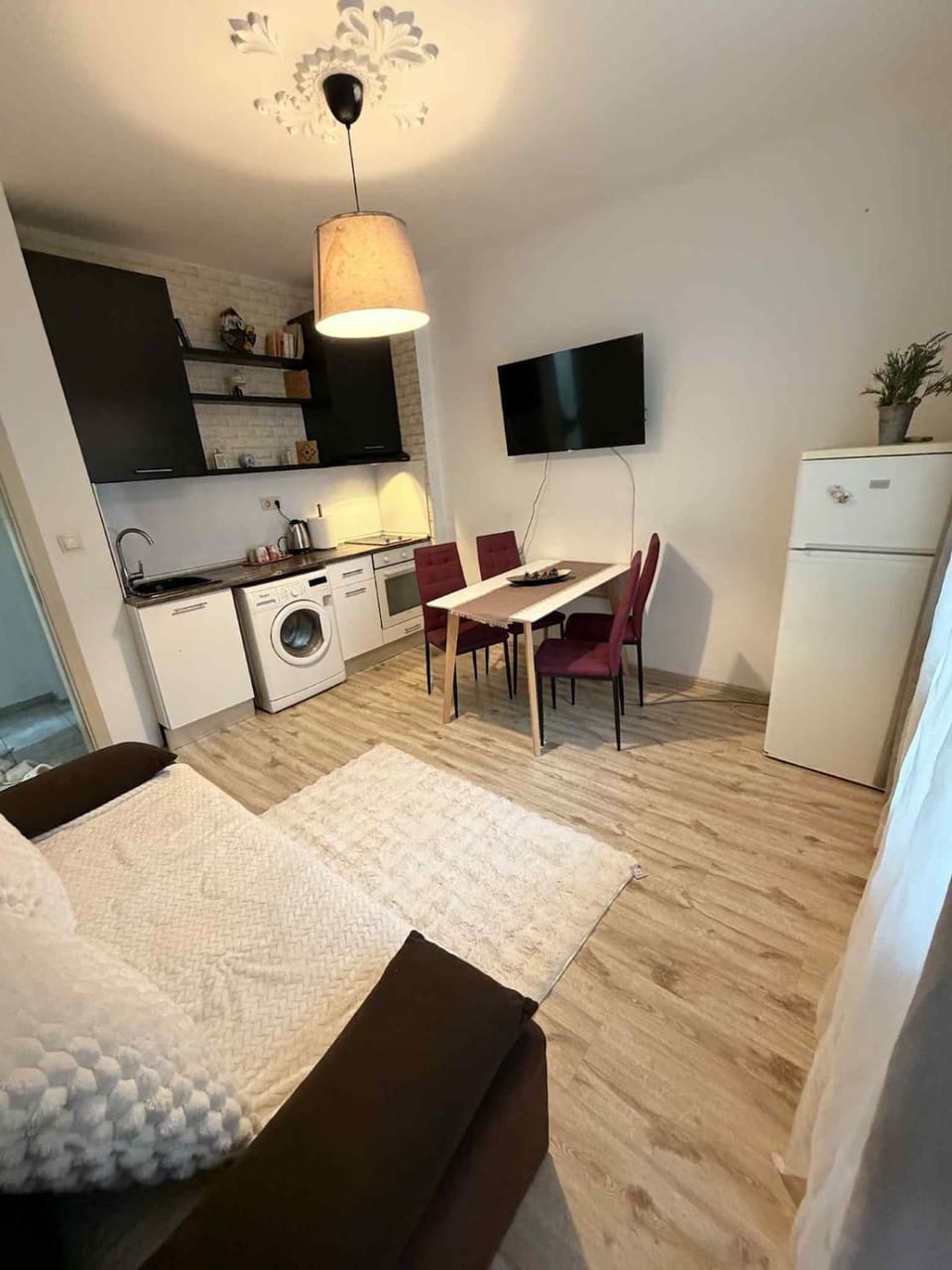 Bed, TV and multimedia, Living room, Photo of the whole room, Seating area, oven, stove