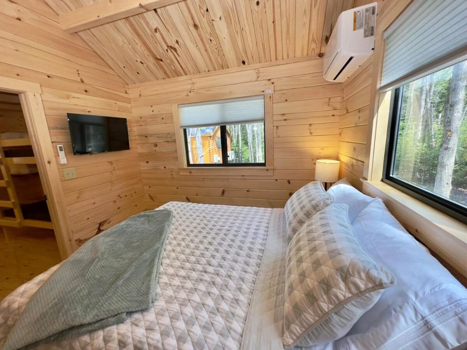 Bed, Photo of the whole room, Bedroom, air conditioner