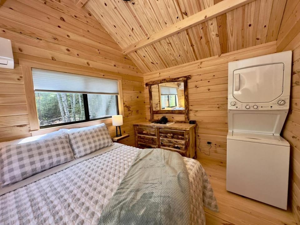 Photo of the whole room, Bedroom, washing machine, dryer