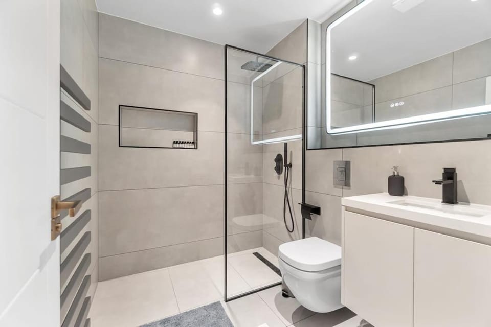 Luxe Home for Work & Play Apartment in London Borough of Southwark