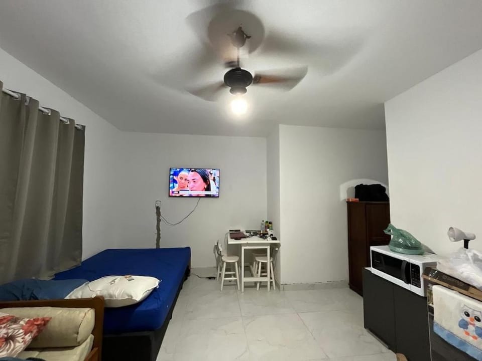 Suite com ar, cozinha, área, churrasqueira para até 4 pessoas Apartment in Cabo Frio