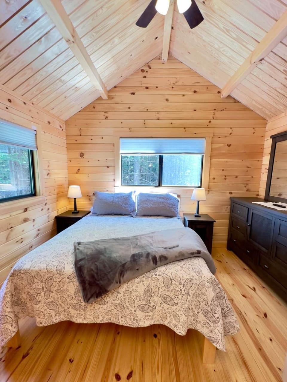 Photo of the whole room, Bedroom