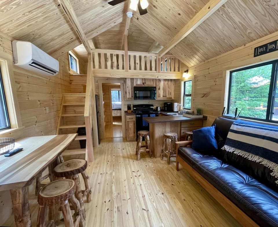 Kitchen or kitchenette, Living room, Seating area, Dining area
