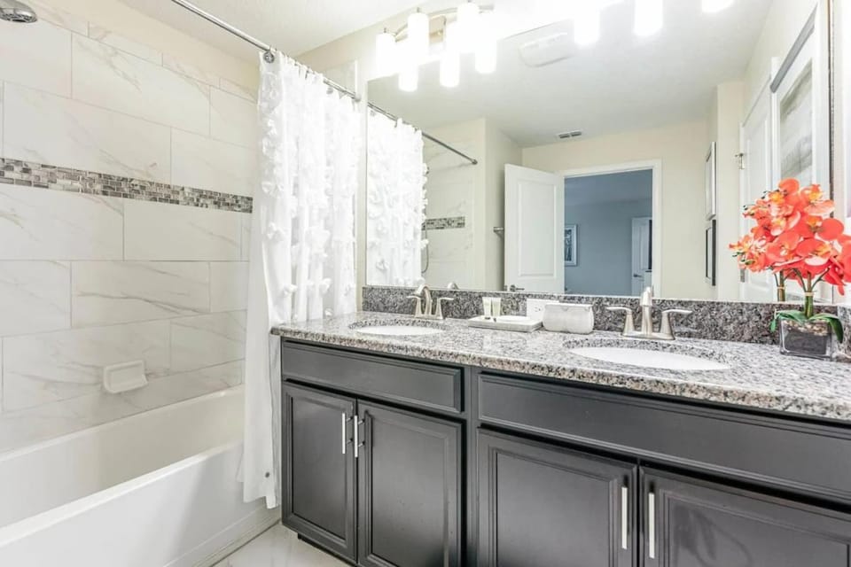 Near Parks - 4Bed Home at Storey Lake W Pool House in Kissimmee