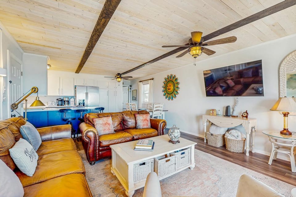 HB05a Silver Linings East House in Holden Beach