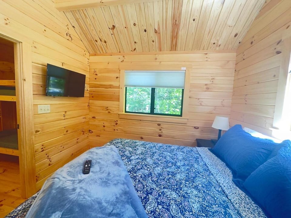 Bed, TV and multimedia, Photo of the whole room, Bedroom