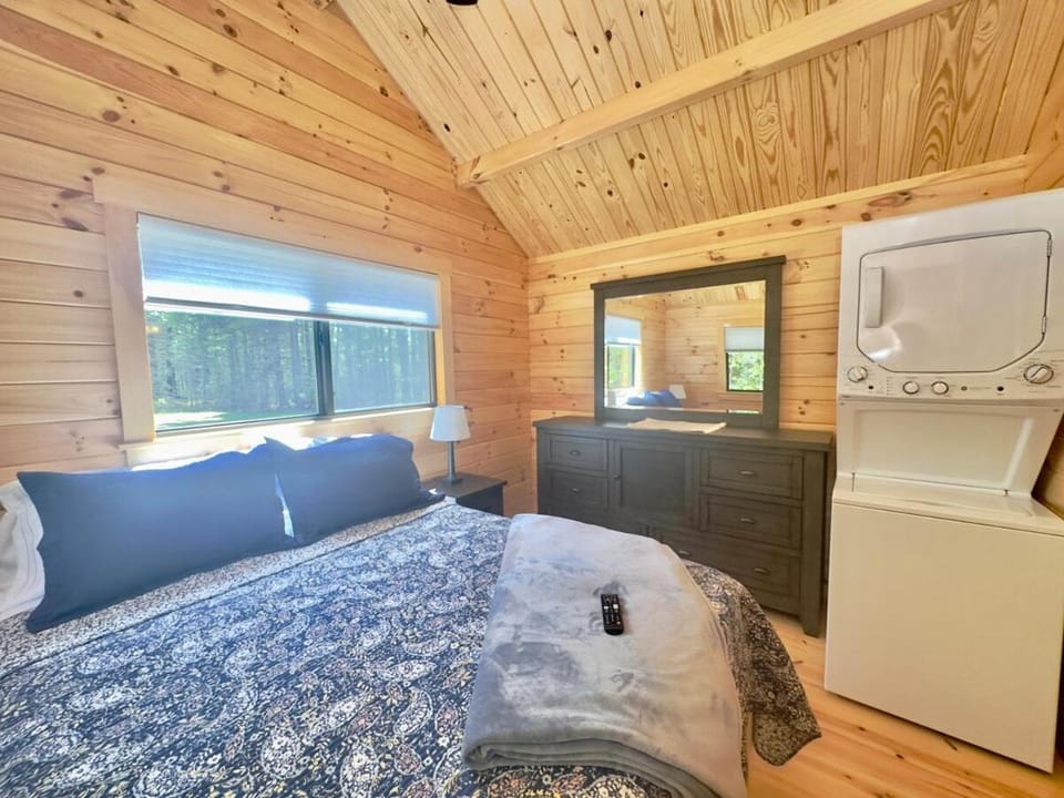 Bed, Photo of the whole room, Bedroom, washing machine, dryer