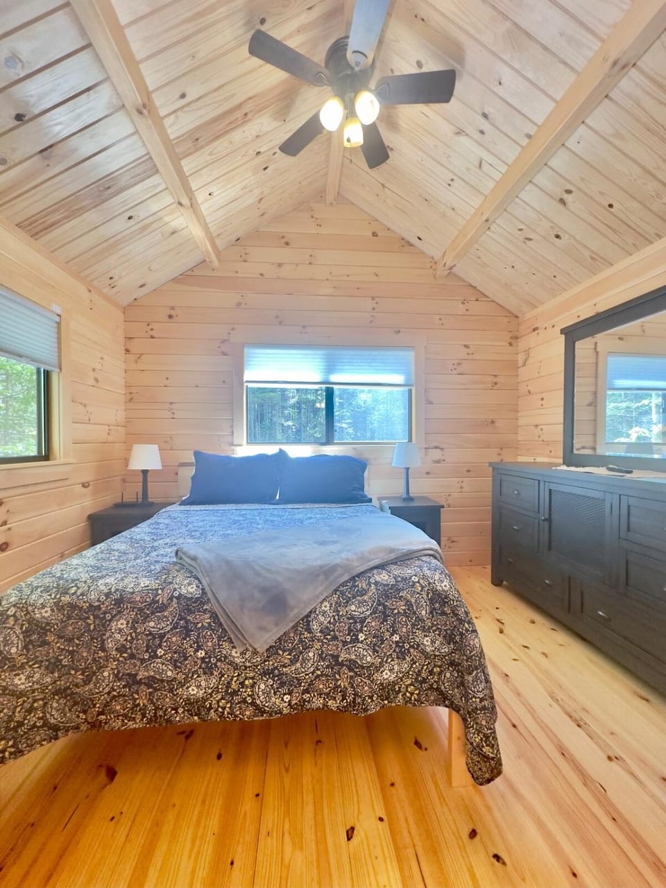 Bed, Photo of the whole room, Bedroom