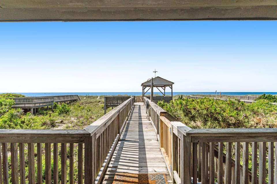 HB105 J & B's Place House in Holden Beach