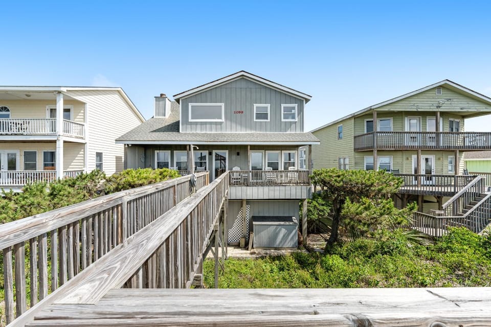 HB105 J & B's Place House in Holden Beach
