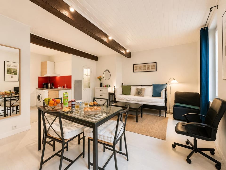 Kitchen or kitchenette, Living room, Seating area, Dining area