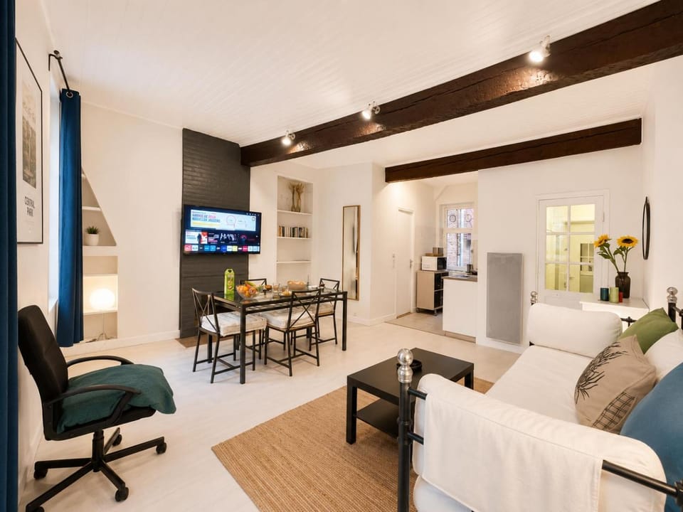 TV and multimedia, Kitchen or kitchenette, Living room, Seating area, Dining area