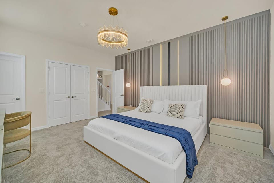 Large Luxury Retreat With Game Room In Windsor Cay House in Four Corners