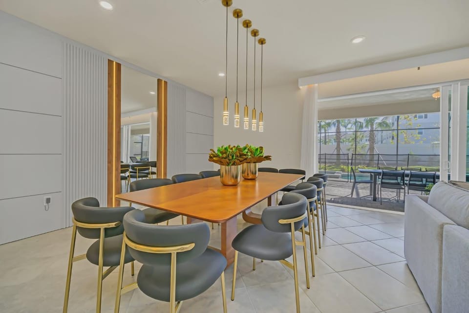 Large Luxury Retreat With Game Room In Windsor Cay House in Four Corners