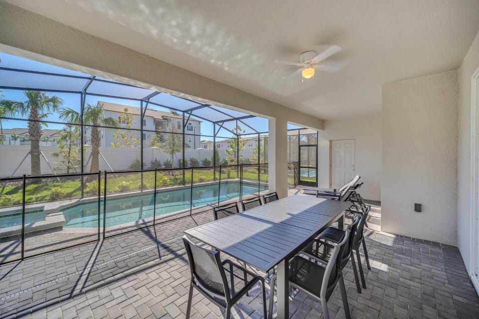 Large Luxury Retreat With Game Room In Windsor Cay House in Four Corners