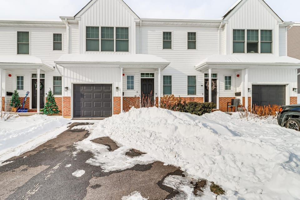 Half-Mi to the Triangle! Chic Emmaus Townhome House in New Jersey