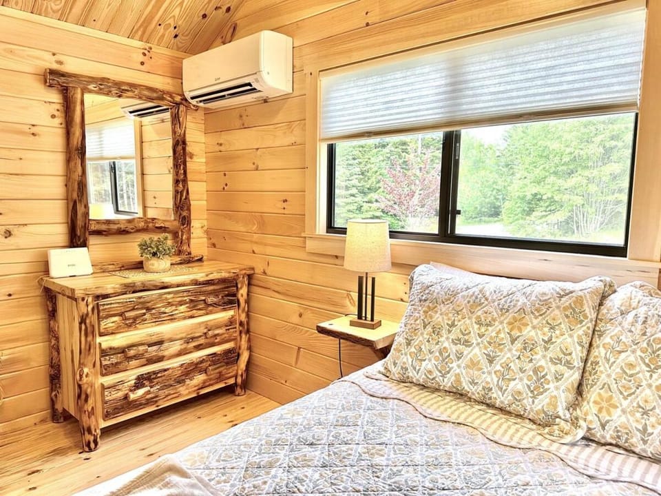 Bed, Photo of the whole room, Bedroom, air conditioner