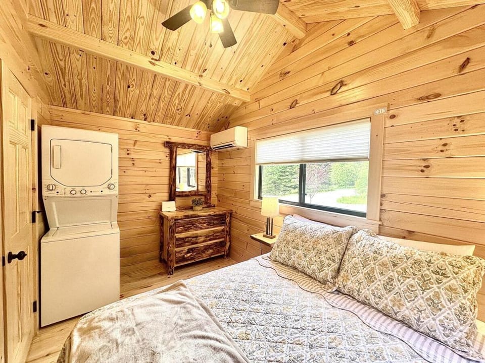 Photo of the whole room, Bedroom, wardrobe, washing machine, dryer