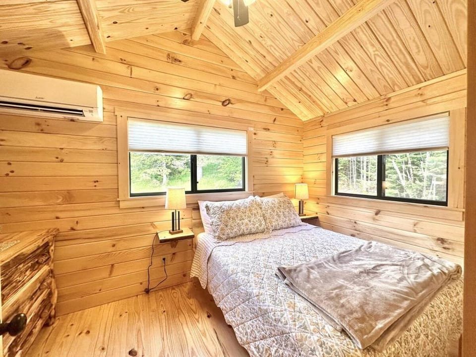 Bed, Photo of the whole room, Bedroom, air conditioner