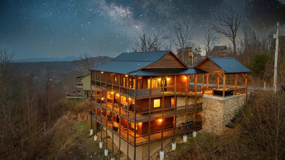 6 bedroom 10 Bed Chalet with Theatre Gameroom Community Pool and Tennis Courts House in Gatlinburg